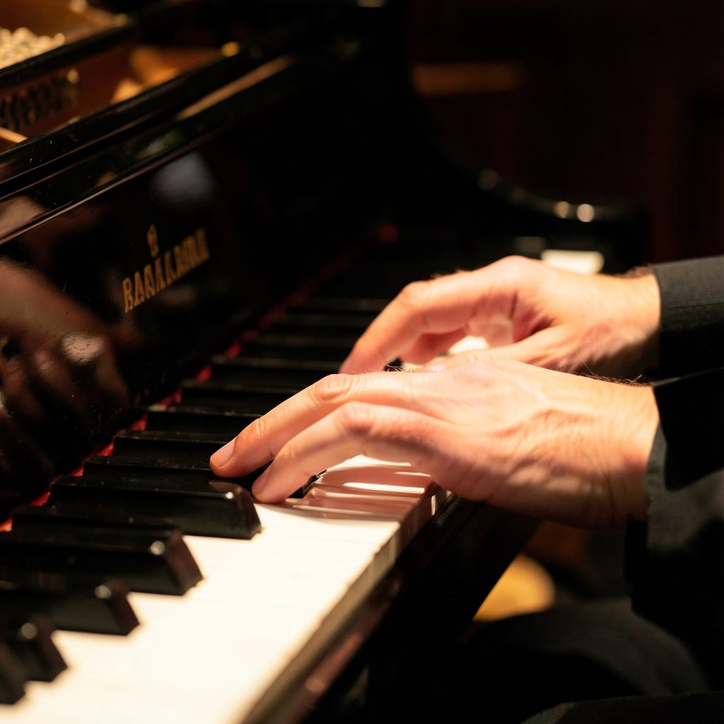 Atomic ChatのFlux.2 Klein 4B、Q8_0、プロンプト: Close-up of a pianist's hands on the keys of a grand piano, five fingers on each hand, warm stage light