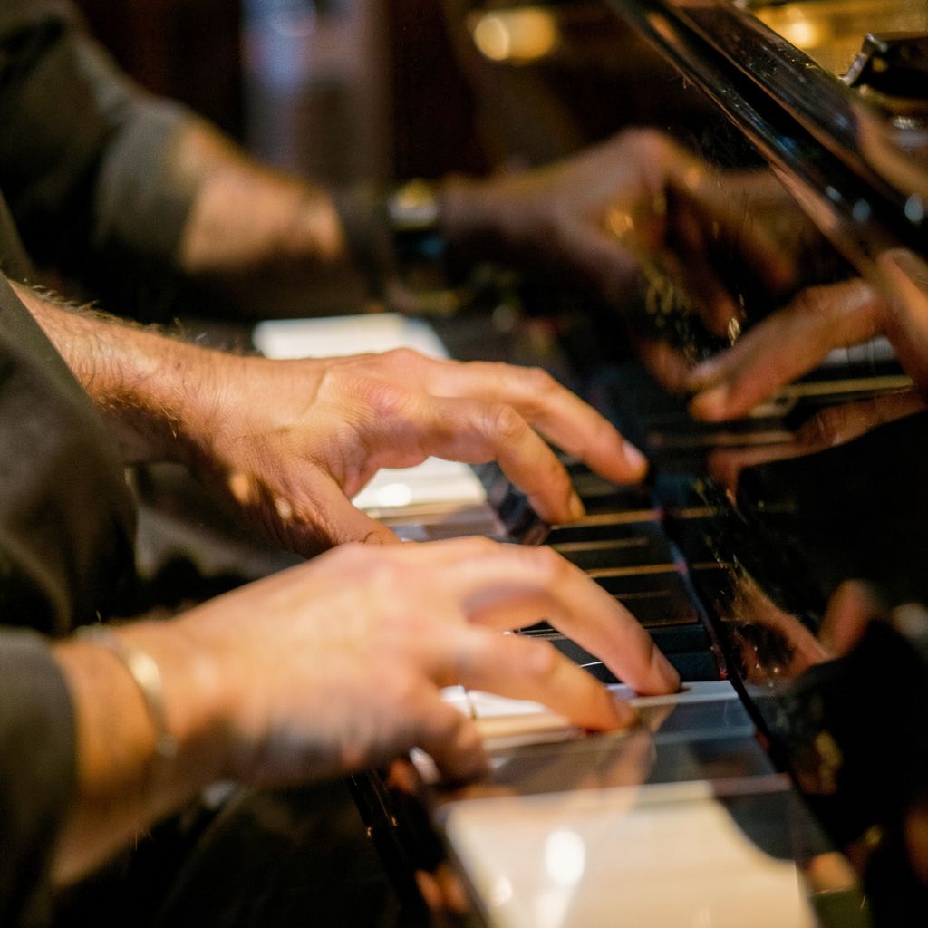 Private DiffusionのFlux.2 Klein 4B、QAD、プロンプト: Close-up of a pianist's hands on the keys of a grand piano, five fingers on each hand, warm stage light