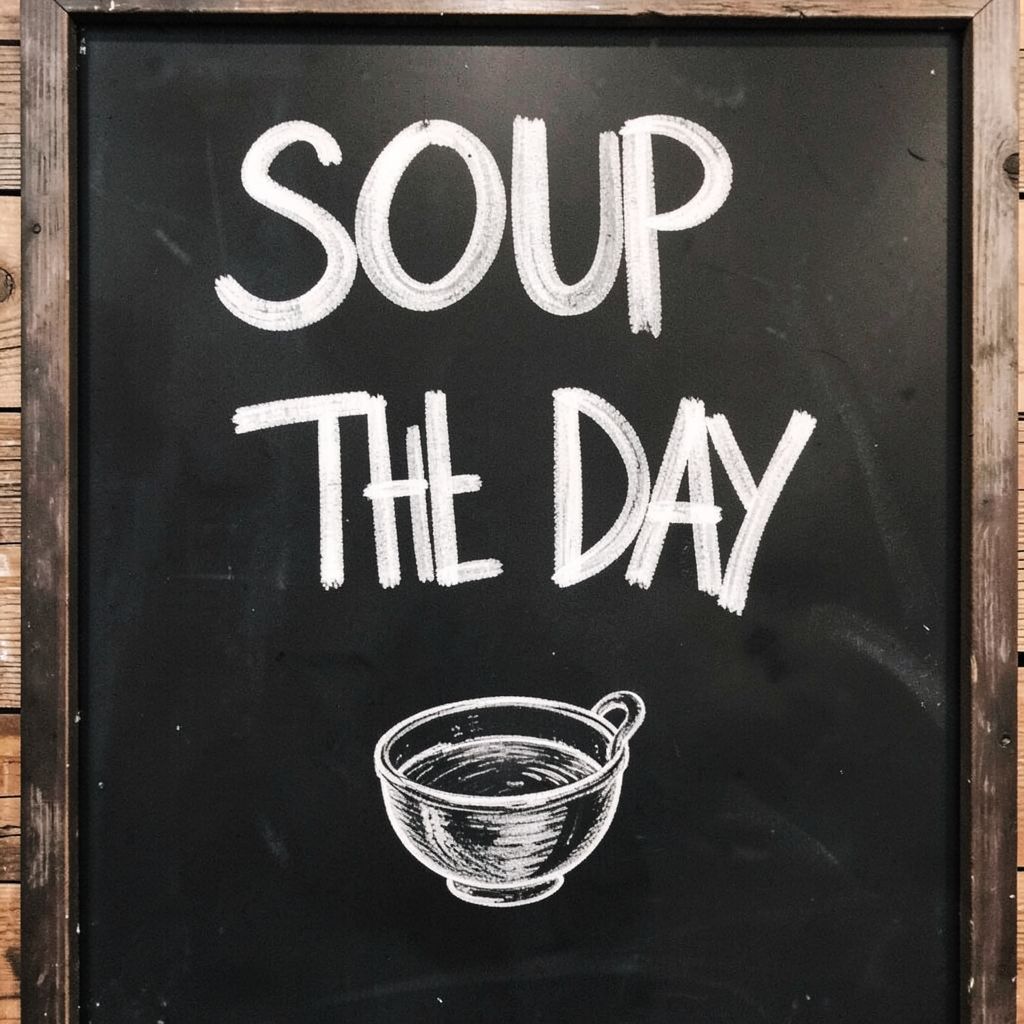 Atomic ChatのFlux.2 Klein 4B、Q4_K_M、プロンプト: A hand-lettered chalkboard menu reading 'SOUP OF THE DAY' with a small drawing of a bowl beneath