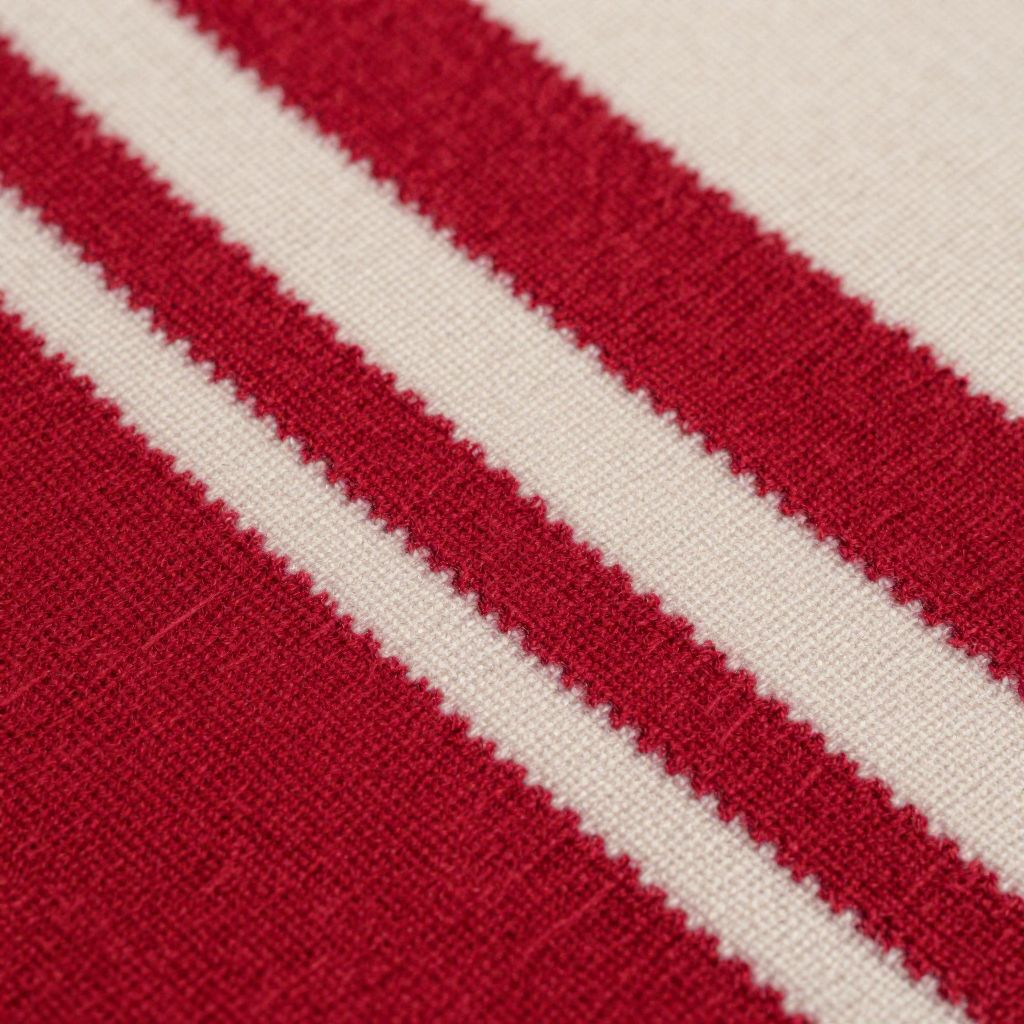 Atomic ChatのZ-Image-Turbo、Q4_K_M、プロンプト: Macro photo of a hand-woven wool blanket in red and cream stripes, individual fibers visible