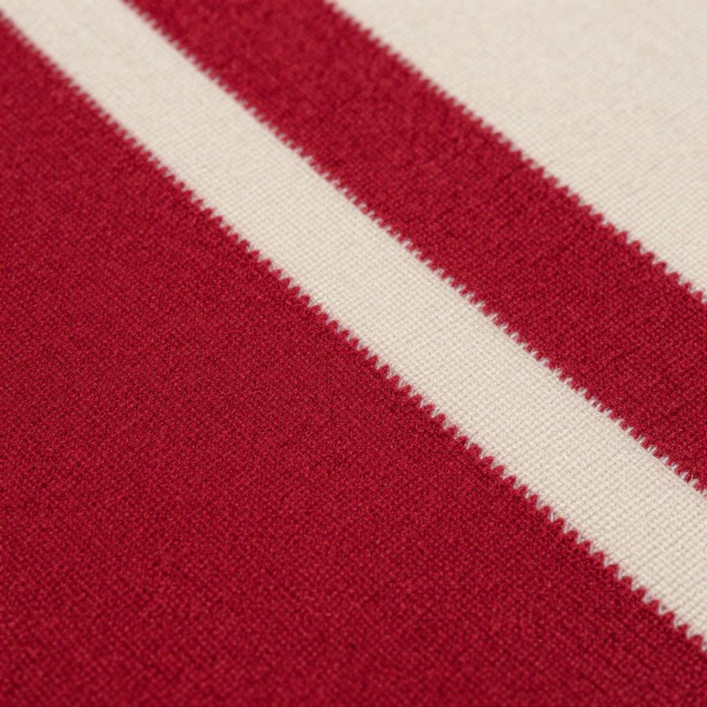 Atomic ChatのZ-Image-Turbo、Q8_0、プロンプト: Macro photo of a hand-woven wool blanket in red and cream stripes, individual fibers visible